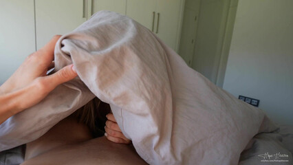 Разбудила минетом парня, чтобы он проснулся и трахнул