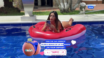 Милашка с красивым телом загорает голышом возле бассейна