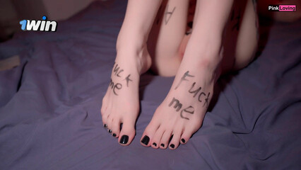 Размалёванная молодая сучка хочет большой член в пиздяку