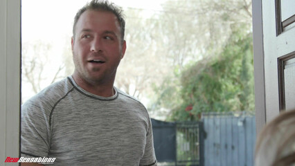 Молодая студентка развлекается с другом после колледжа вместо того, чтобы делать уроки