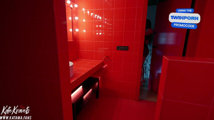 Молодая сучка на каблуках ебется с незнакомцем в туалете ночного клуба