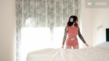 Молодая Nikky Dandeli разучивает новые позы для секса со своим новым соседом по квартире