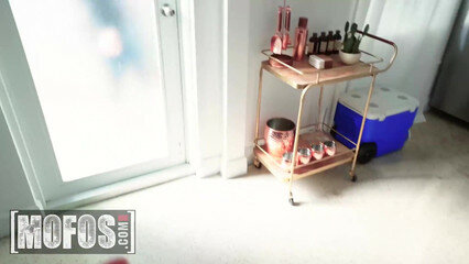 Блондинка сосет другу, пока её парень играет в VR очках