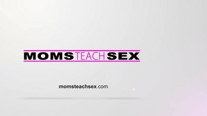 Сын, ну как тебе новое нижнее белье? – возбудился и выебал