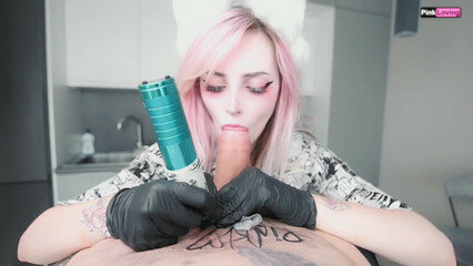 Девушка тату-мастер делает татуировку на лобке парню и сосет член