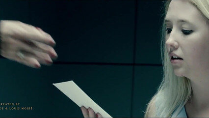 Худая красотка с двумя косичками на голове скачет на большом члене