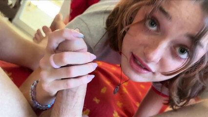 Чудная младшая сестра помогла брату расслабиться и избавиться от спермы