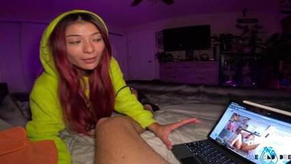 Замужняя сводная сестра помогла брату кончить, застав его за дрочкой на порно