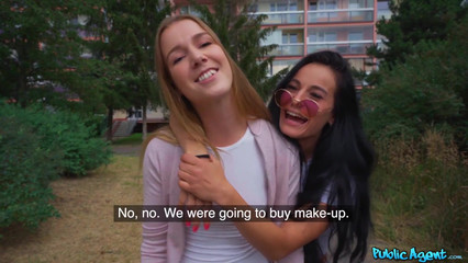 Показал телкам деньги, и они сразу же согласились на тройничок