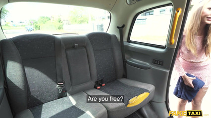 Молодая девка обслуживает ртом и пиздой водителя такси