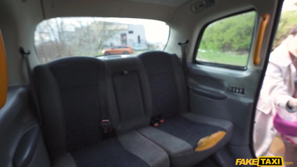 Горячие телки своими кисками платят за проезд в такси