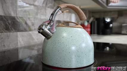 Приемная дочь и поесть принесла отцу, и от спермы избавила