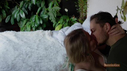 Муж с женой громко трахаются в спальне на кровати