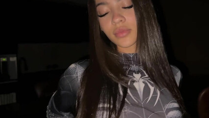 Модель Anna Cherry7 дрочит пизду дилдо в своем новом костюме