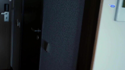 Молодая жена изменяет и трахается на столе с незнакомцем