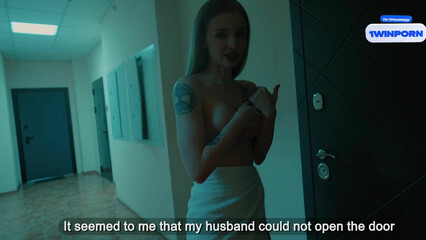 Встретил полуголую красотку возле своей квартиры и предложил потрахаться