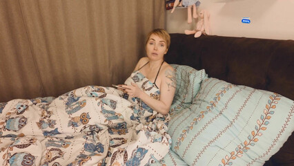 Мой сын еще не скоро придет домой. Может потрахаемся?