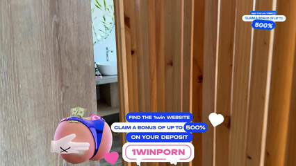 Старший брат дал на клык сводной сестре, когда она купалась в ванне