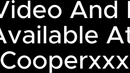 Молодая девка сосет своему парню за рулем электромобиля